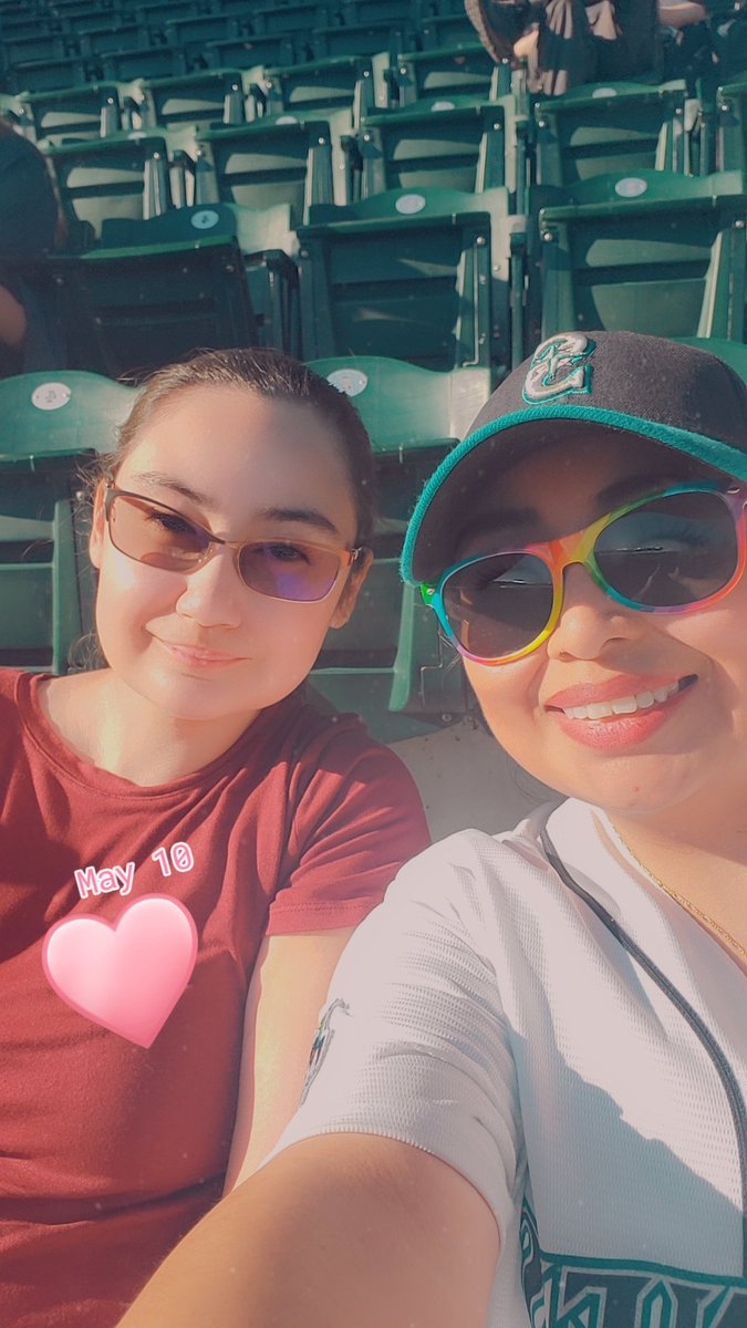 Mzbipolarchik's tweet photo. @Mariners #TridentsUp GameDay with the babes https://t.co/xUaa18Xbxx