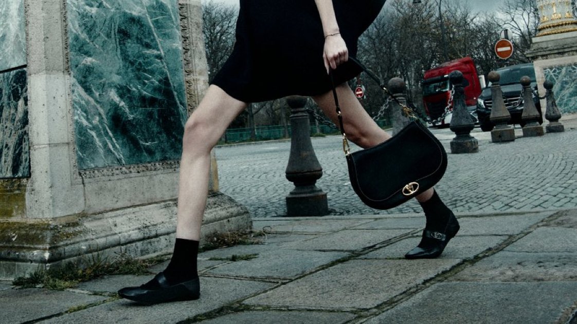 ความโรแมนติกที่ลงตัว หลอมรวมความลื่นไหล เข้มแข็ง และเสน่ห์ในแบบฉบับผู้หญิง เลือกชมสินค้าเสื้อผ้า ready-to-wear รวมถึงรองเท้า #VALENTINOGARAVANI VLogo Locker mary janes และกระเป๋า #OhValBag ได้แล้วตอนนี้ทาง on.valentino.com/VALENTINOFALL24 #ValentinoFall24