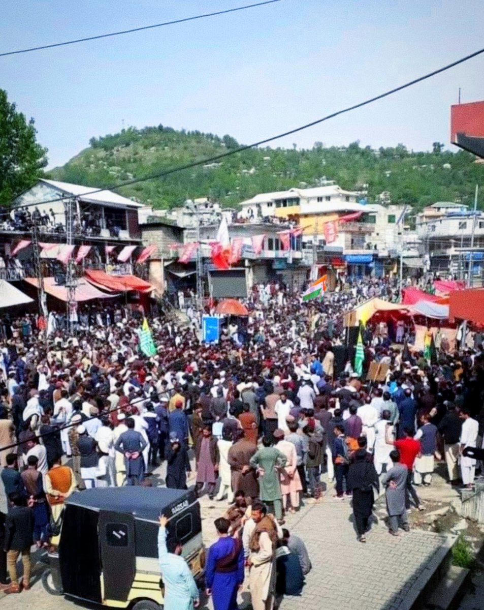 *PoJK belongs to India* Indian flag hoisted in Rawalakot, Pakistan Occupied Kashmir during a protest against Pakistani Army and Police. Protesters pelted stones at Pakistan security forces. It seems that PoK will merge in India before 4 June. 🔥