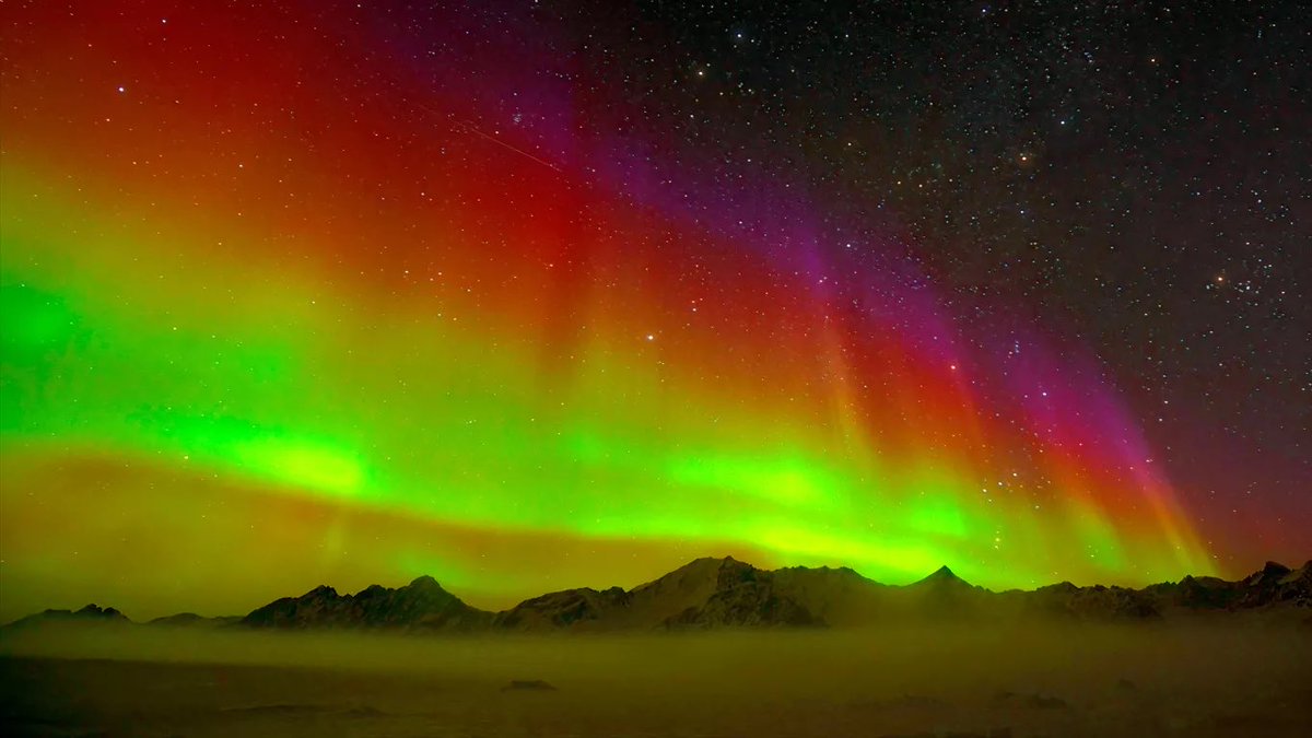 🔴 AGORA | Tempestade solar mais forte em 20 anos atinge o nosso planeta nesta noite com espetáculo de luzes pelas auroras ao redor do mundo. Auroras alcançam até a Argentina. Saiba mais: metsul.com/tempestade-sol…