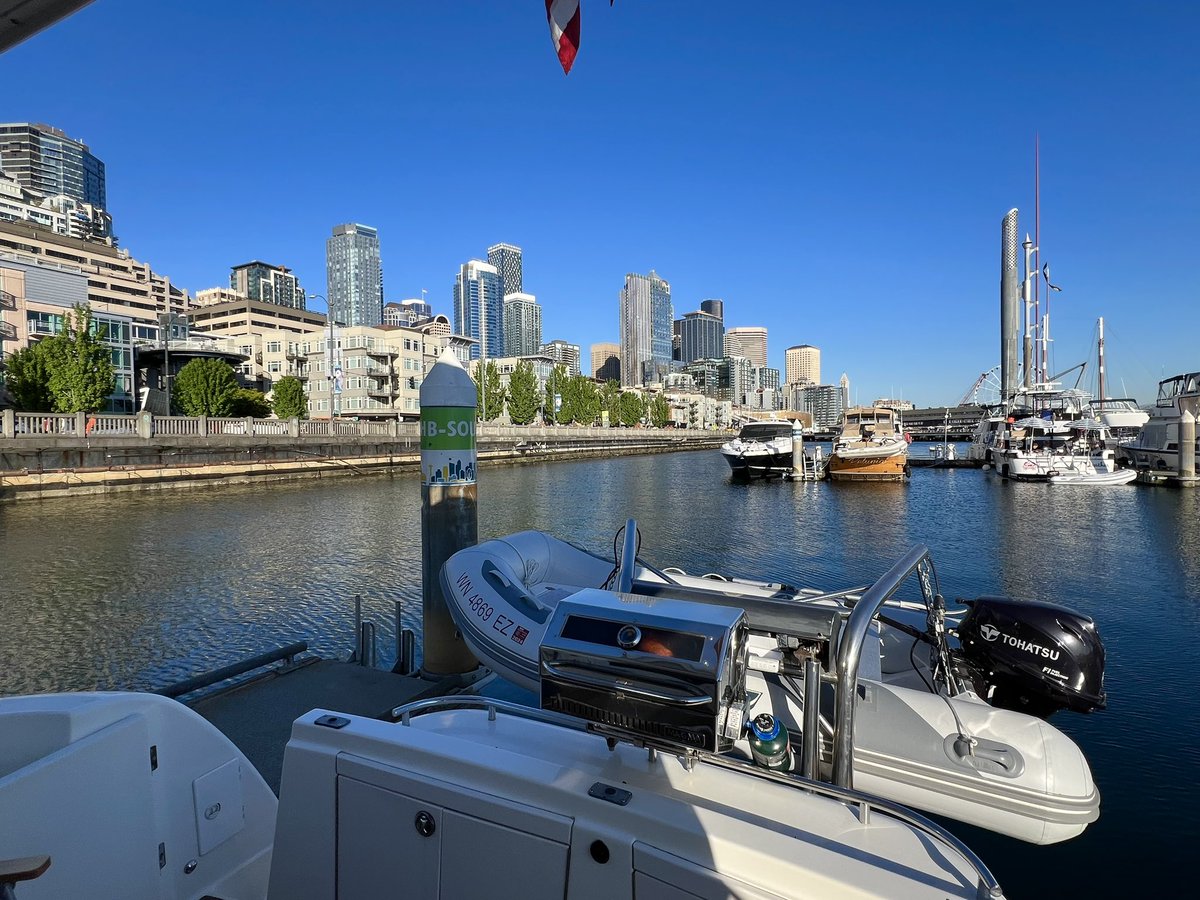 Another beautiful day in Seattle on the boat 🛥️ 🏙️😎