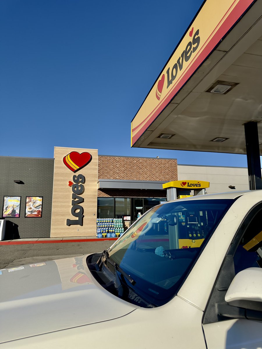 I am not storm chasing but I am fueling up before an Aurora chase. Hoping to see those Northern Lights tonight! @LovesTravelStop Ellensburg, WA