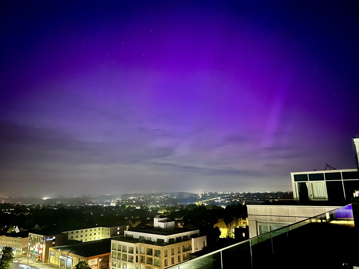 soomiq's tweet photo. What a show in North London #Auroraborealis #NorthernLights #aurora #london https://t.co/IudXs39PG1