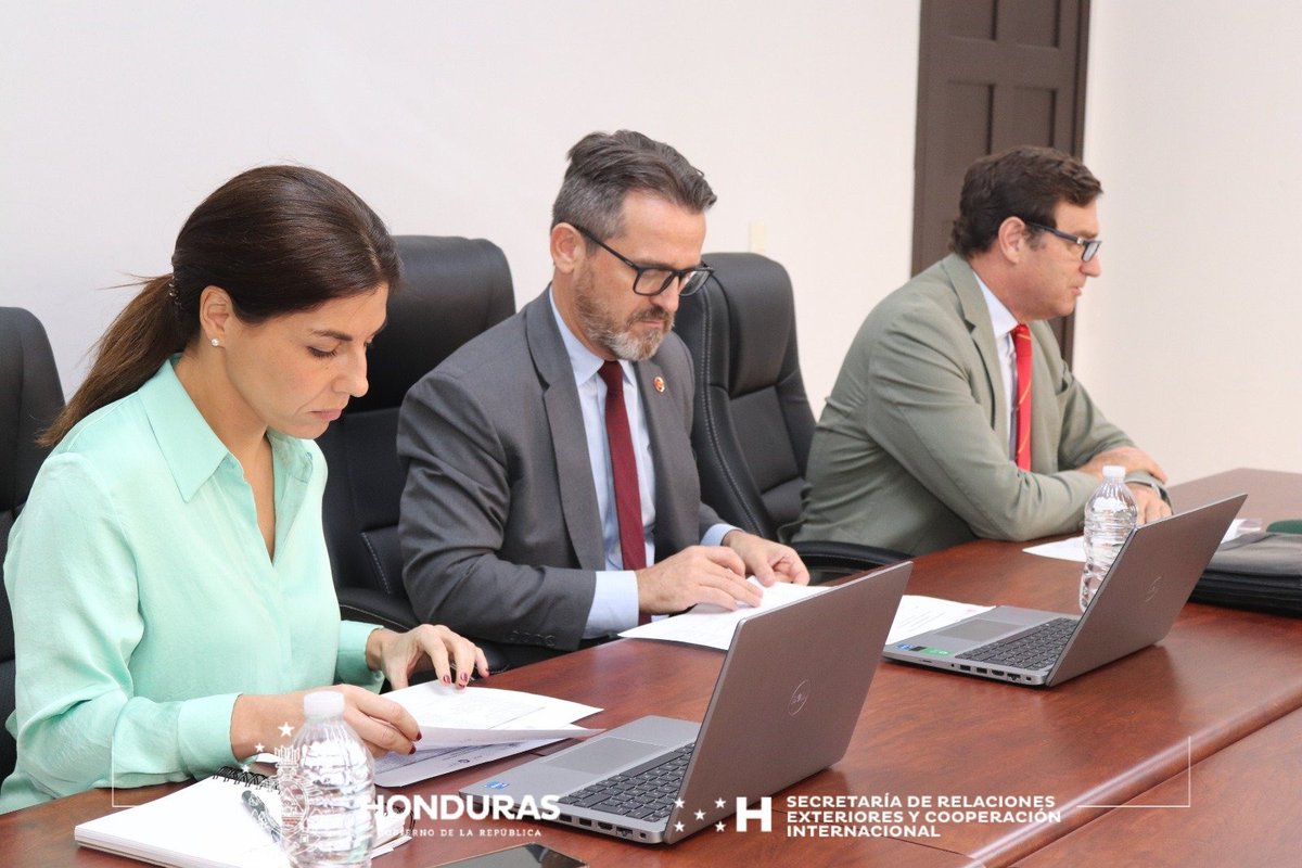 📌| La Vicecanciller, @CindyHn2005, se reunió con el Embajador del Reino de España en Honduras, Diego Nuño García, con la finalidad de conocer los temas de Cooperación Bilateral y Cooperación Triangular que actualmente está trabajando la Cooperación Española en Honduras.