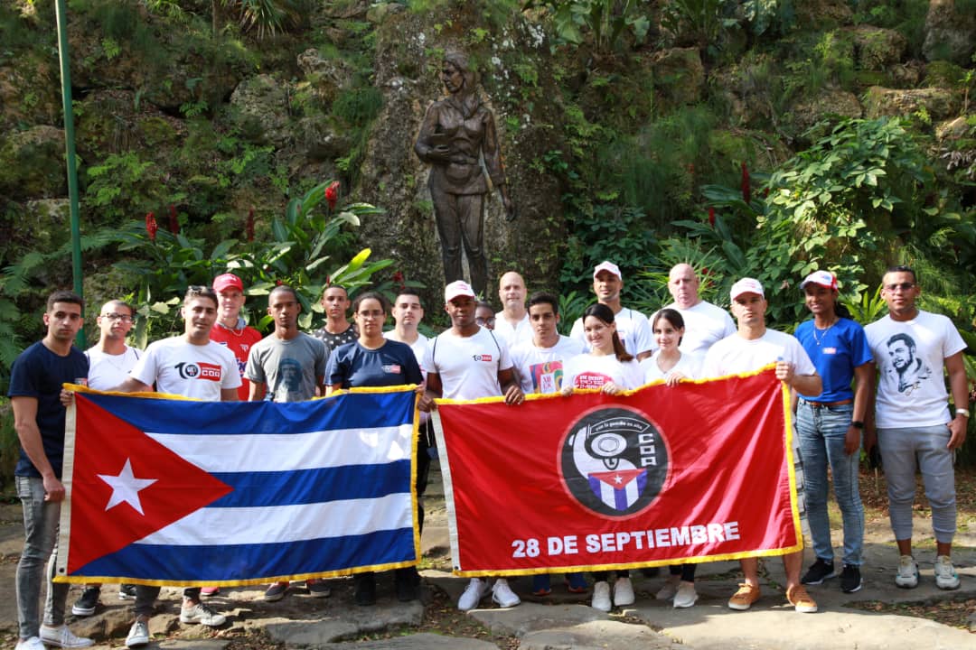 Homenaje de jóvenes cederistas a la heroína Celia Sánchez Manduley. #Cuba #CDRCuba #CubaViveEnSuHistoria