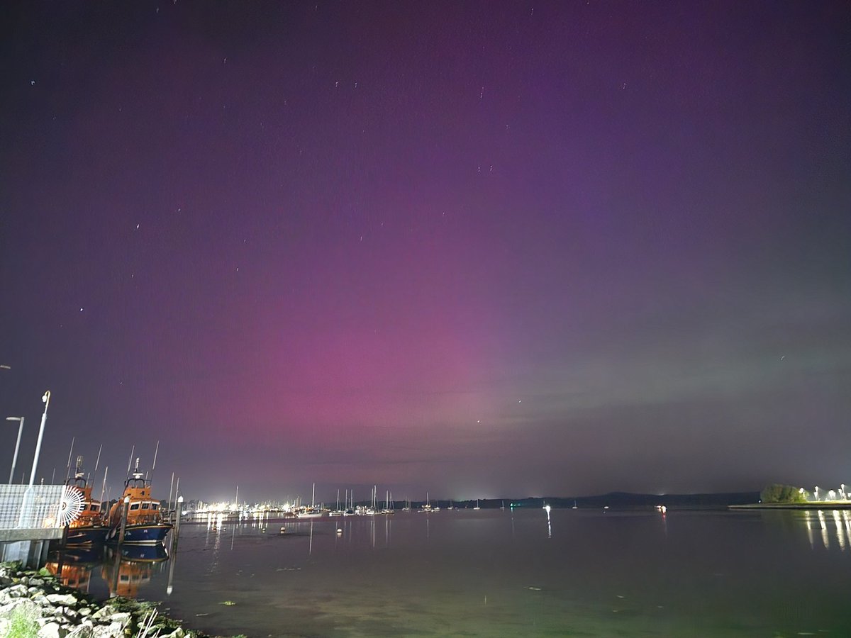 @metoffice Some gorgeous views of the Northern lights over Holes bay in Poole #NorthernLights