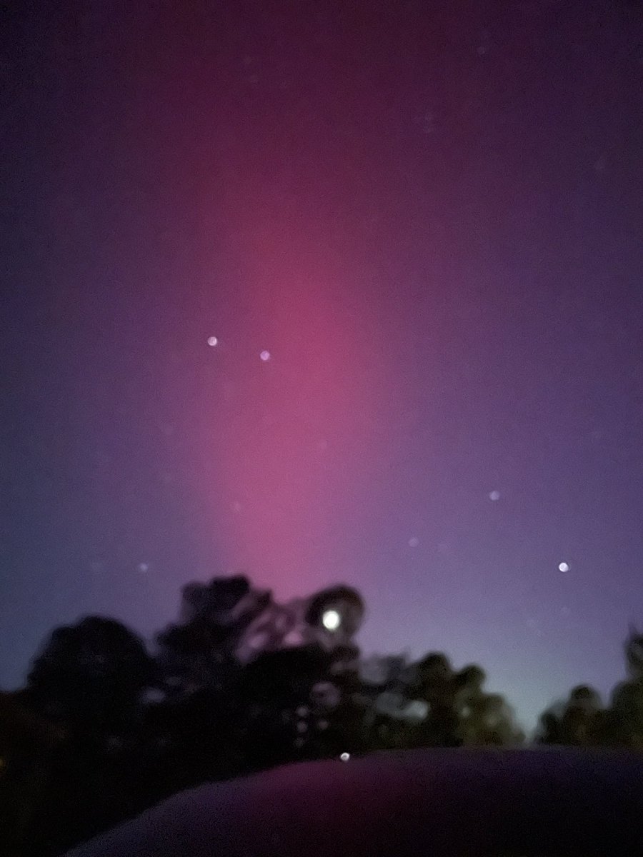 Austin_Huff59's tweet image. Aurora in Dahlonega with an iPhone camera, also visible with naked eye (ft. Starlink cameo) @NWSAtlanta @BradNitzWSB