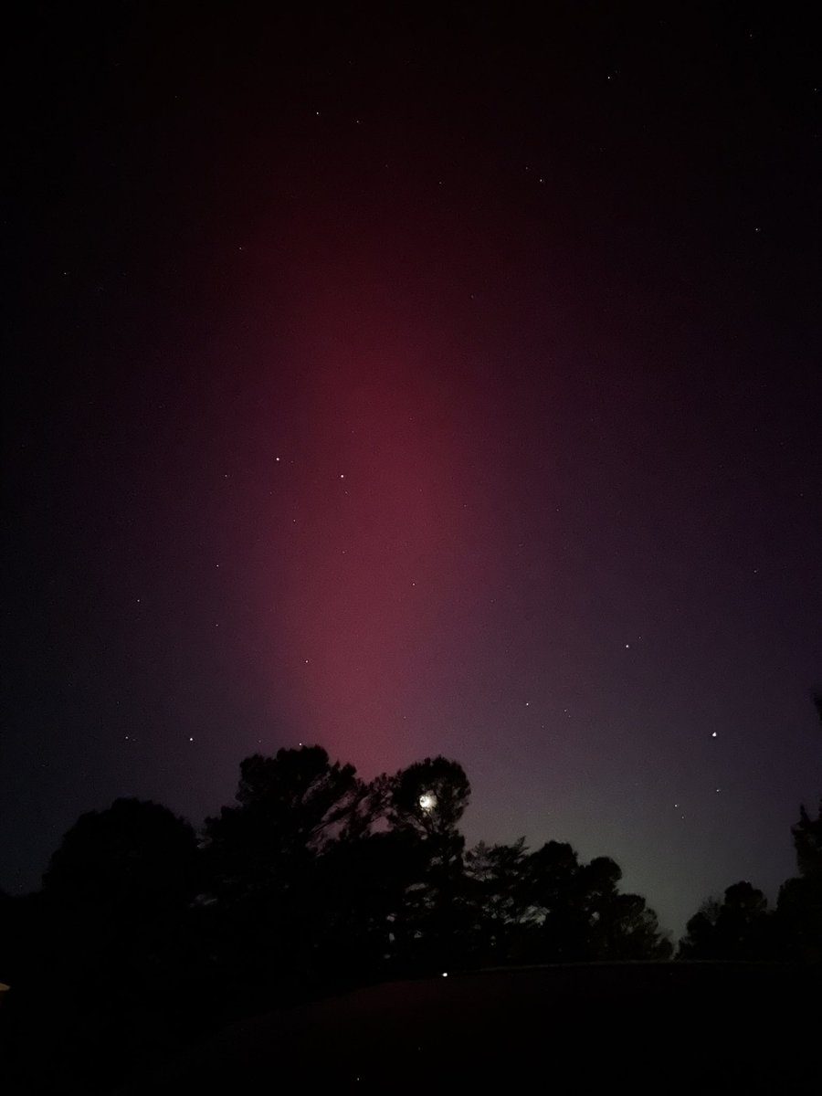 Austin_Huff59's tweet image. Aurora in Dahlonega with an iPhone camera, also visible with naked eye (ft. Starlink cameo) @NWSAtlanta @BradNitzWSB