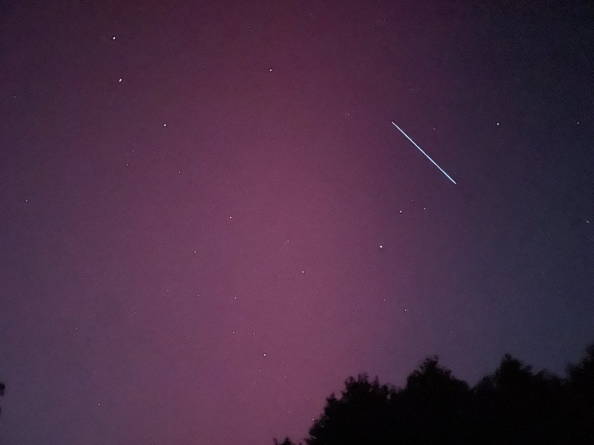 Austin_Huff59's tweet image. Aurora in Dahlonega with an iPhone camera, also visible with naked eye (ft. Starlink cameo) @NWSAtlanta @BradNitzWSB