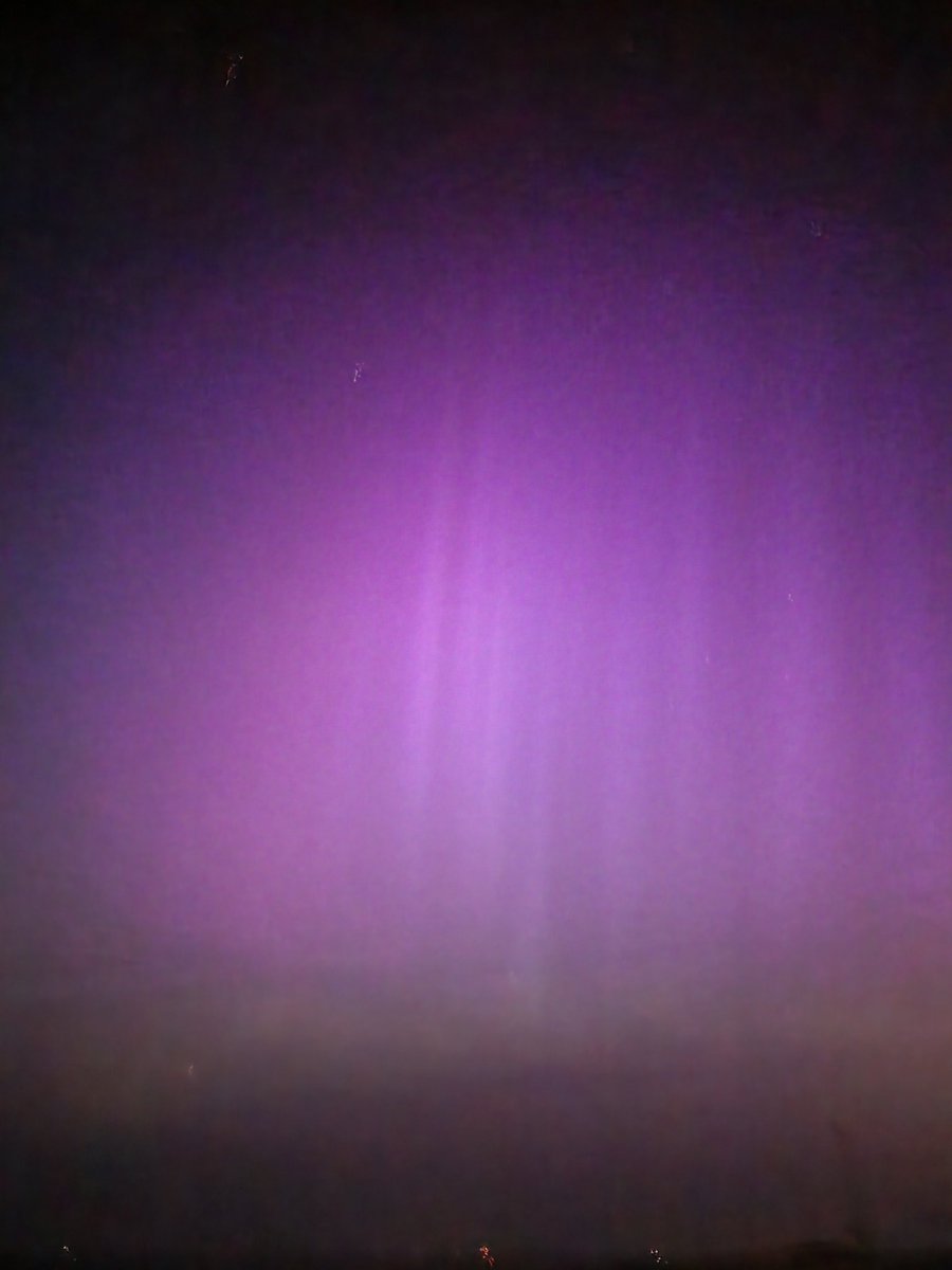 Tijd om naar bed te gaan. Dik 6 uur staan kijken naar vrijwel continu #noorderlicht in Nederland. Bizar verschijnsel en met het blote oog gewoon goed te zien. Meer dan 2000 foto's gemaakt, morgen de timelapses online 😍

#aurora #fotografie #videografie #timelapse