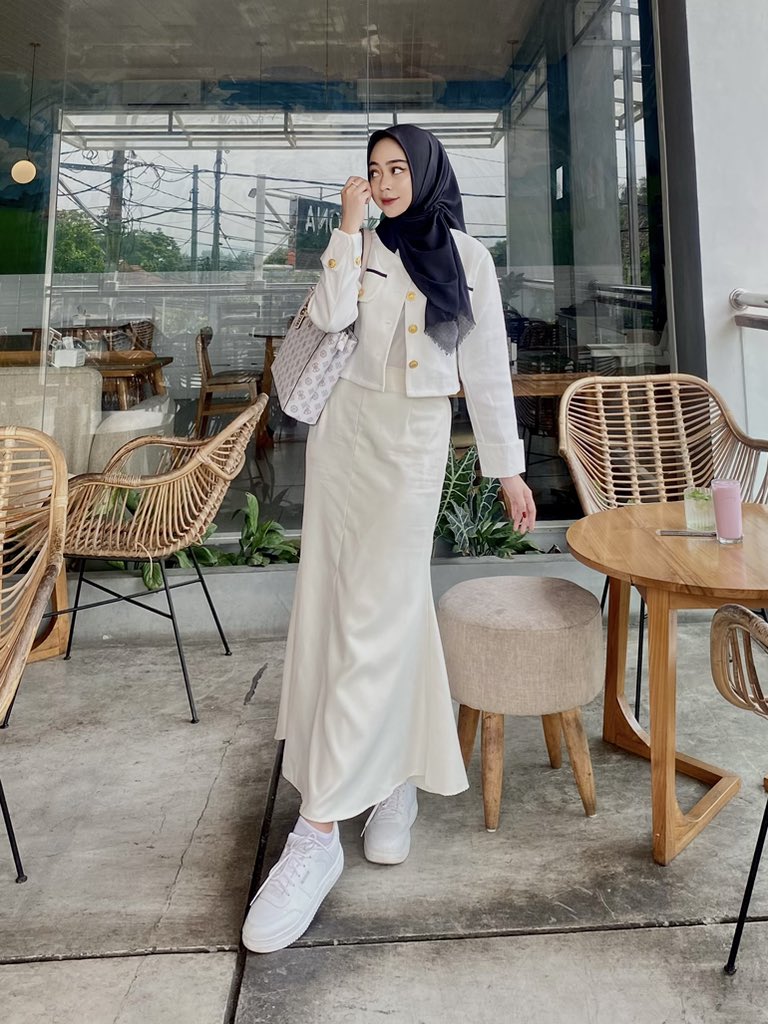 lagi suka pakai outfit warna” broken white/light beige ginii🌷✨🧚🏻‍♀️🫶🏻 keliatan simple tapi tetep cantik, rapi, timeless! ʕ •ᴥ• ʔ — spill ootdnya yuk?