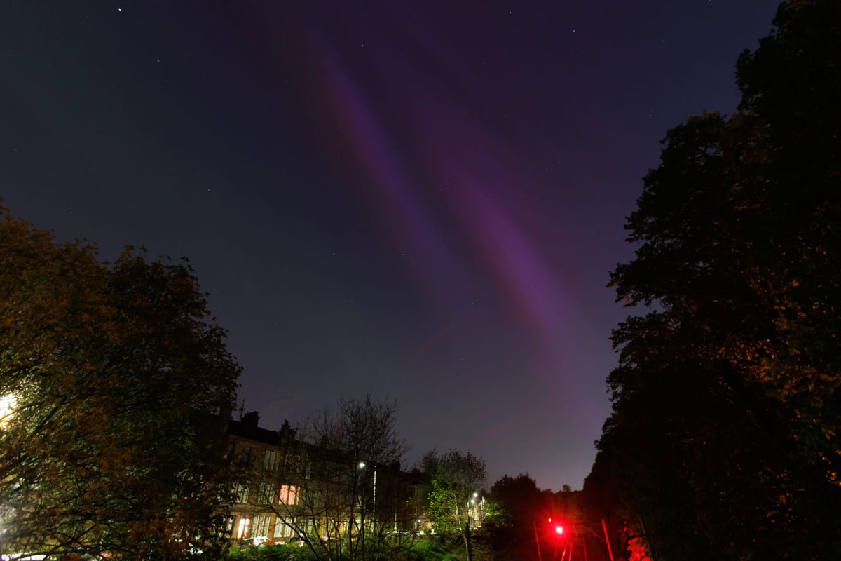 The Northern Lights seen from Pollokshields, Glasgow, 1am Saturday 11th May 2024

( 📸 @MearnsColin)