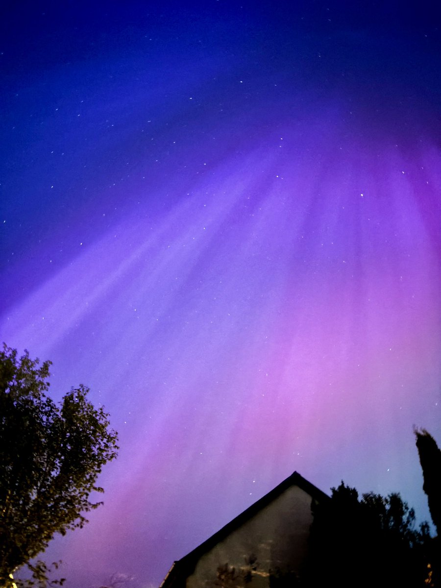 @metoffice @ishantanu_ @TraceyBtint @PJPolarBear1 @olemonka Never seen anything like it! From our back garden in Dalkeith, Scotland