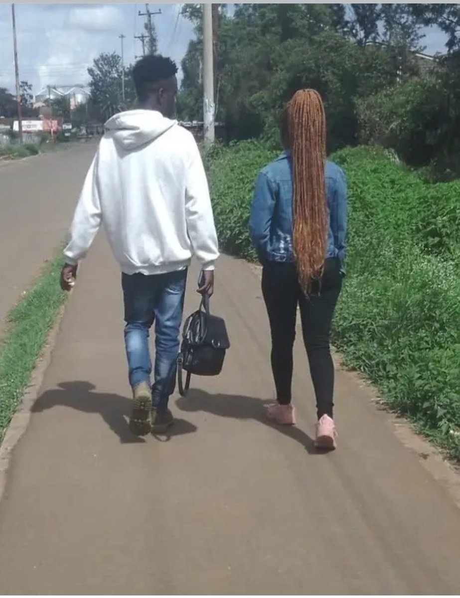 Wtf! Yaani wanaume tumefika hapa kwa kubeba handbags? This is not romance this is weakness. This boy deserves punishment for this mess🙁😡