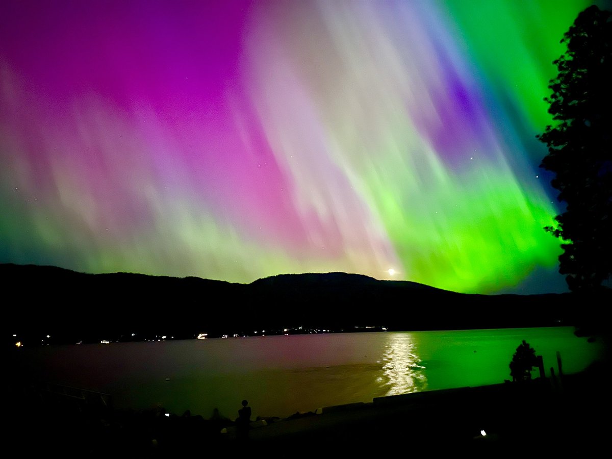 CRAZY skies in the #Okanagan!  I took these with my iPhone in #LakeCountry

#Auroraborealis #geomagneticstorm #solarstorm #aurorawatch #BCstorm #BC #aurora