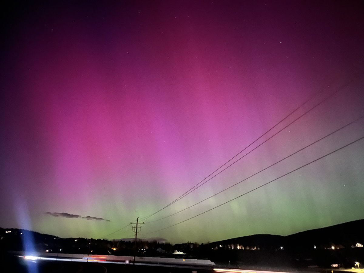 DaveWillyamson's tweet photo. Aurora Borealis in Salt Lake City (out east of the city)! https://t.co/L5E7yesqmc
