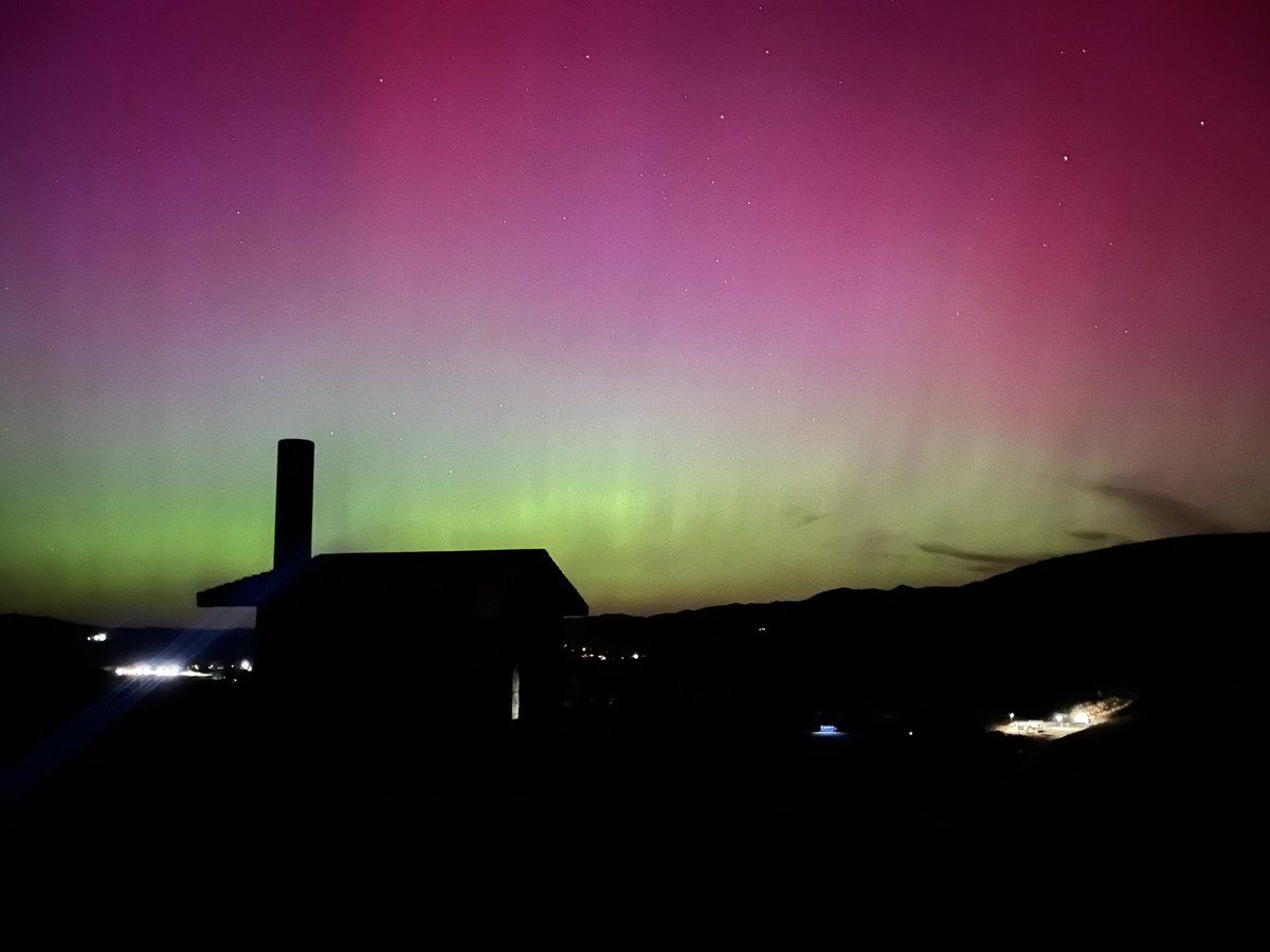 DaveWillyamson's tweet photo. Aurora Borealis in Salt Lake City (out east of the city)! https://t.co/L5E7yesqmc