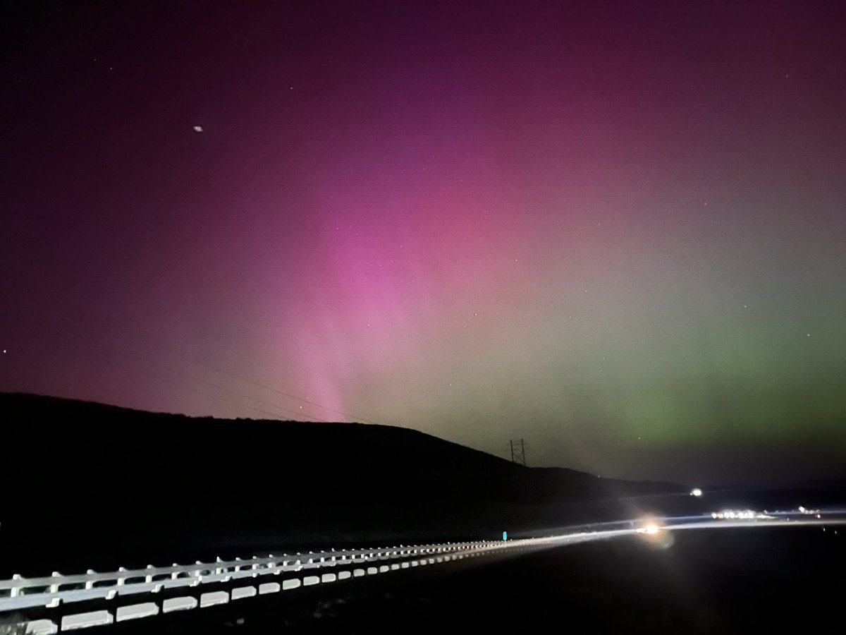 DaveWillyamson's tweet photo. Aurora Borealis in Salt Lake City (out east of the city)! https://t.co/L5E7yesqmc