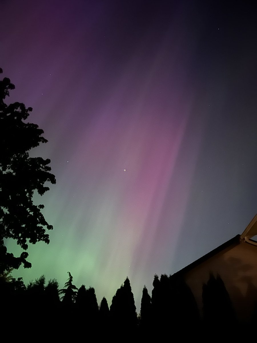 dmleary's tweet photo. In Cloverdale tonight! Amazing! #Auroraborealis #nothernlights https://t.co/MQ54BFTfI9