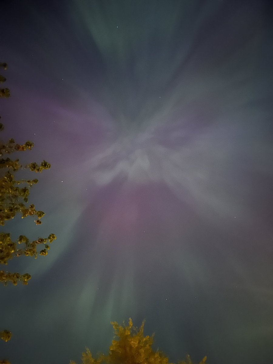 dmleary's tweet photo. In Cloverdale tonight! Amazing! #Auroraborealis #nothernlights https://t.co/MQ54BFTfI9