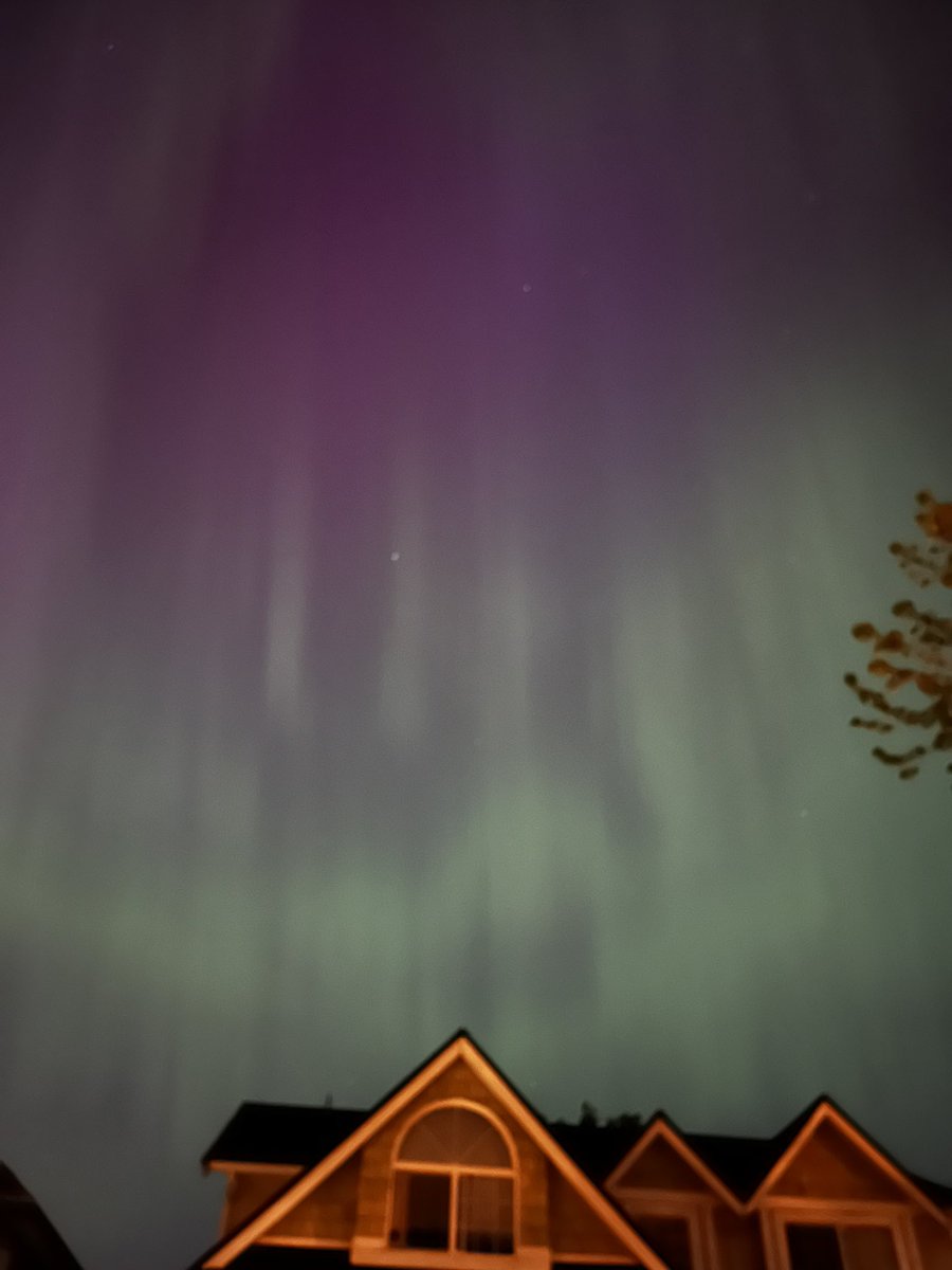 dmleary's tweet photo. In Cloverdale tonight! Amazing! #Auroraborealis #nothernlights https://t.co/MQ54BFTfI9
