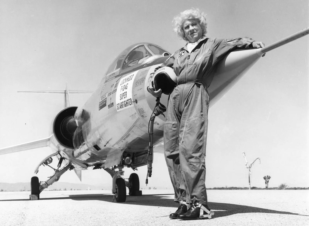 #TalDíaComoHoy nace Jacqueline Cochran. Pionera de la aviación estadounidense, fue la primera mujer que rompió la barrera del sonido y la primera que voló un jet a través del océano. Cuando murió, tenía más registros de velocidad, altitud y distancia que cualquier otro piloto.