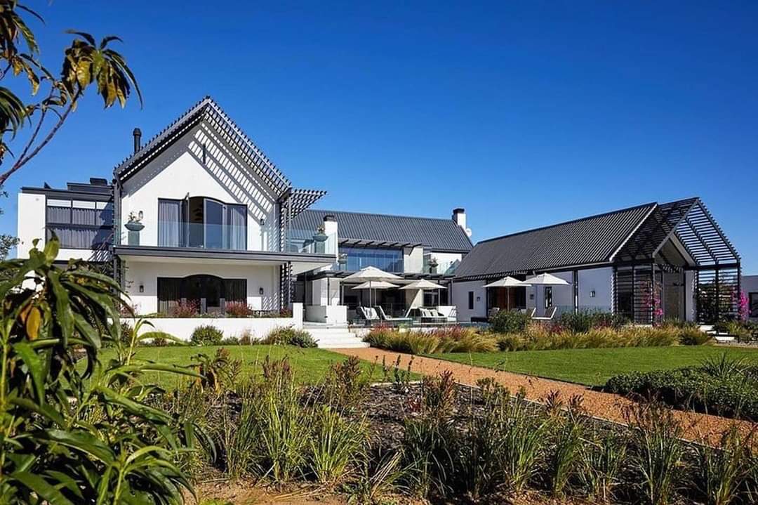 Modern Contemporary Farmhouse in 📍 River Club, Val de Vie Estate, Paarl designed by Malher Berust Architects. 👌