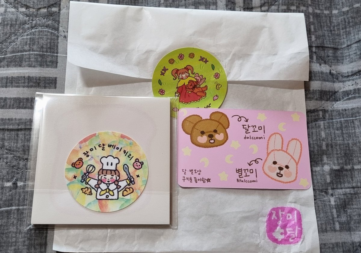 aengmis_922's tweet photo. 1. 꾸러미 전체샷
2. 떡메 뒷면에 붙혀진 스티커랑 명함 뒷면
너무 예쁘게 소중해서 못 쓰겠어요.
소중히 잘 간직하겠습니다.🙆🏻‍♀️🫡 https://t.co/ewoc1B2xlz