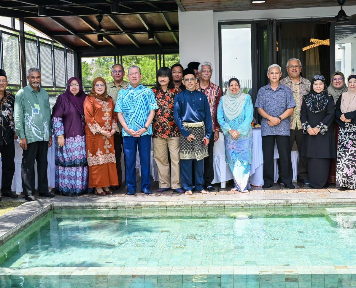 Alhamdulillah dan Tahniah kepada sahabat saya, Zabidi Mohamed dan isteri, Asmah Jendul sempena majlis perkahwinan dua anakandanya, Fatin Hamamah Zabidi dengan pasangannya Mohd Syakir Sahrudin dan Mohd Ubadah Zabidi dengan pasangannya Maizathul Mazlan, di Lantana Villa, hari ini.