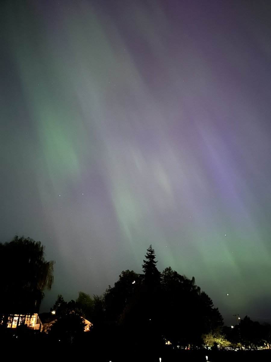 caitlinelambert's tweet photo. and i almost didn’t make the effort to drive 7 min to a spot where i could see the aurora omg https://t.co/xeS0qmbNae