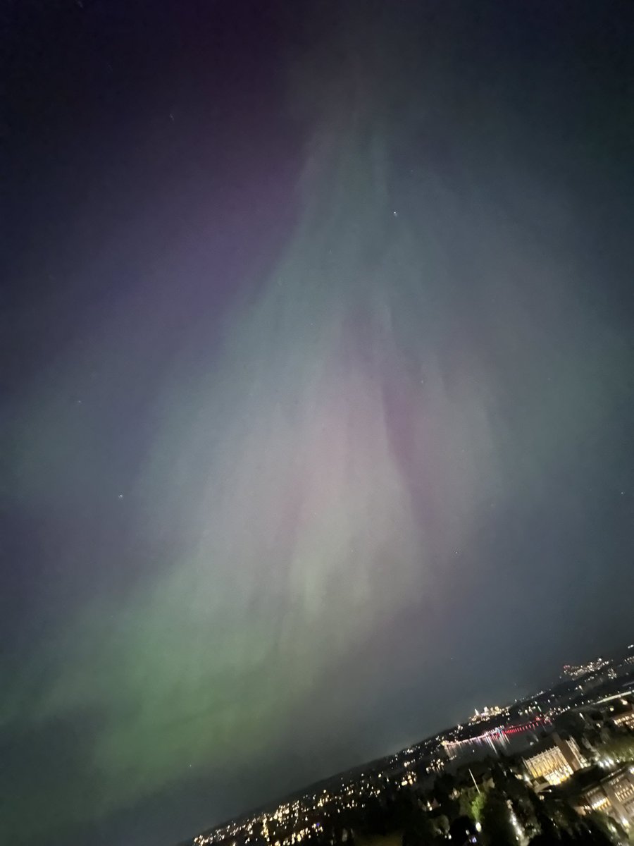 Cheeseh34d's tweet photo. Northern lights in Seattle tonight, bright enough to see in the city https://t.co/IJ63IroWYo