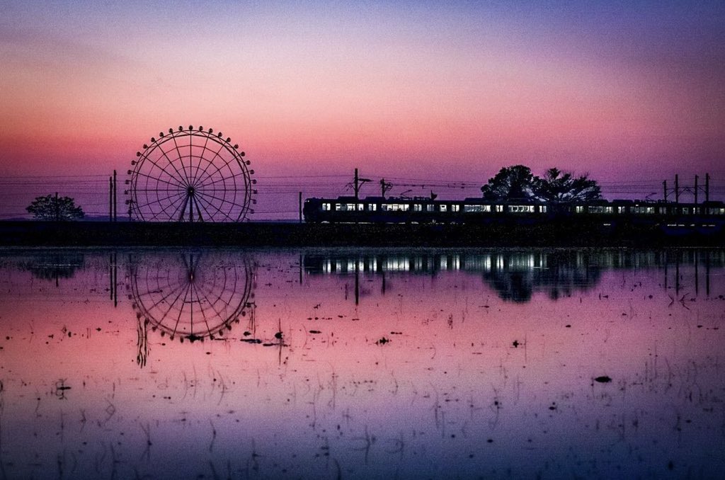 富山の絶景🎡🚃

水面に映った観覧車と電車が幻想的で美しい✨
田んぼに水が張られている５月中旬頃までが見ごろです！

📍富山県魚津市
📷:@maru_mi_uchiwaasahina