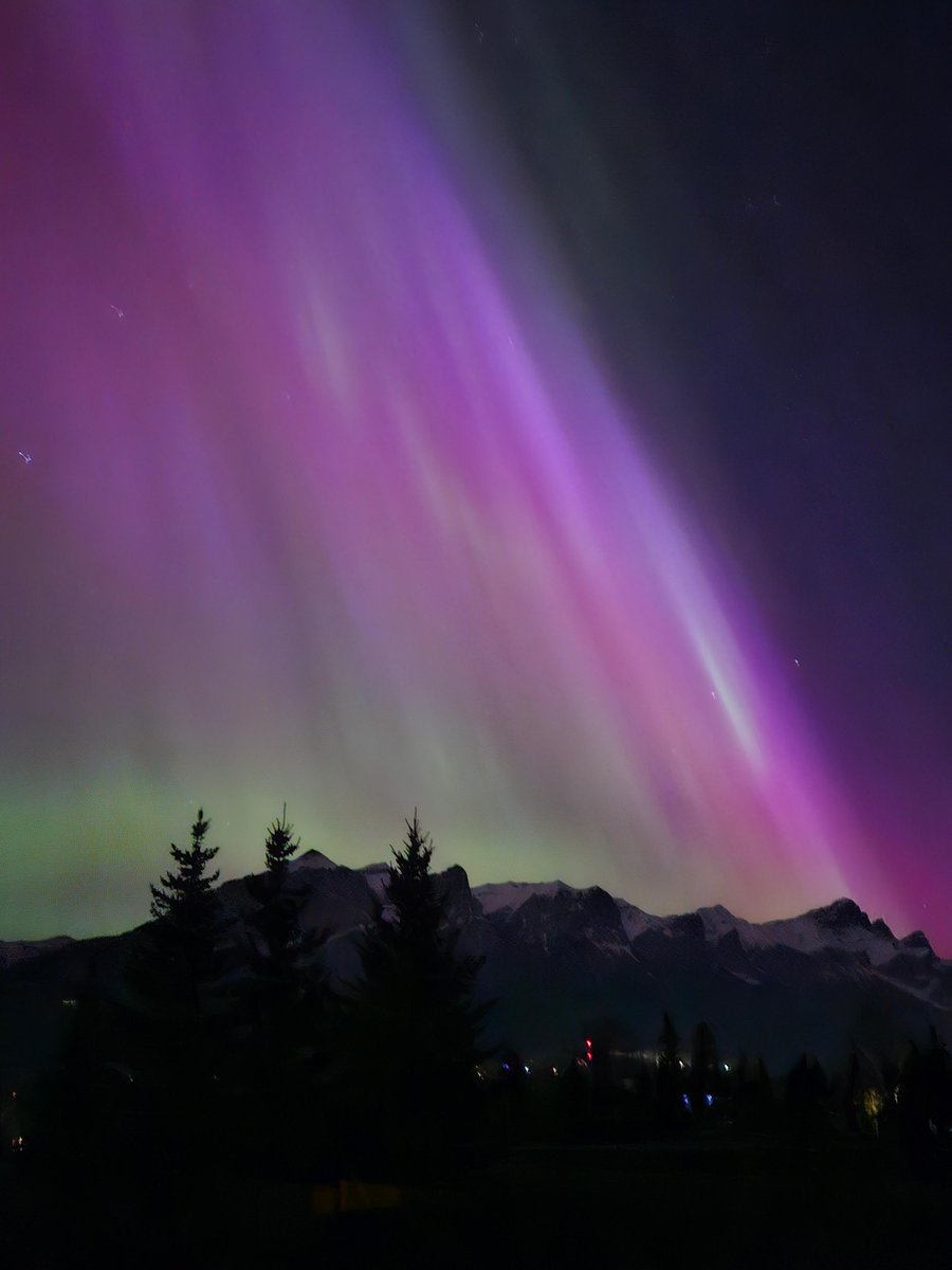 Whoa, Canmore is putting on a show tonight! The Northern Lights are dancing and shimmering over the majestic mountains in an awe-inspiring display of natural beauty. 🌌✨ #TheWood #WoodRestaurant #NorthernLights #CanmoreAdventures #NatureIsMagic #Canmore