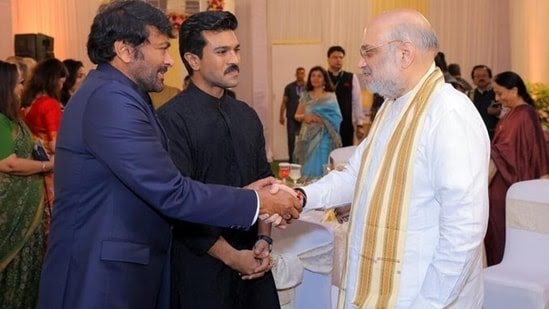 HUGE 🚨 Superstars Chiranjeevi, Ram Charan attended dinner hosted by Amit Shah for Padma awardees. Picture is viral mid election 🔥🔥 Ram Charan even interacted with HM Amit Shah. Chiranjeevi can be seen all smiles as he shakes Amit Shah’s hand as Ram looks on. A photo from the…
