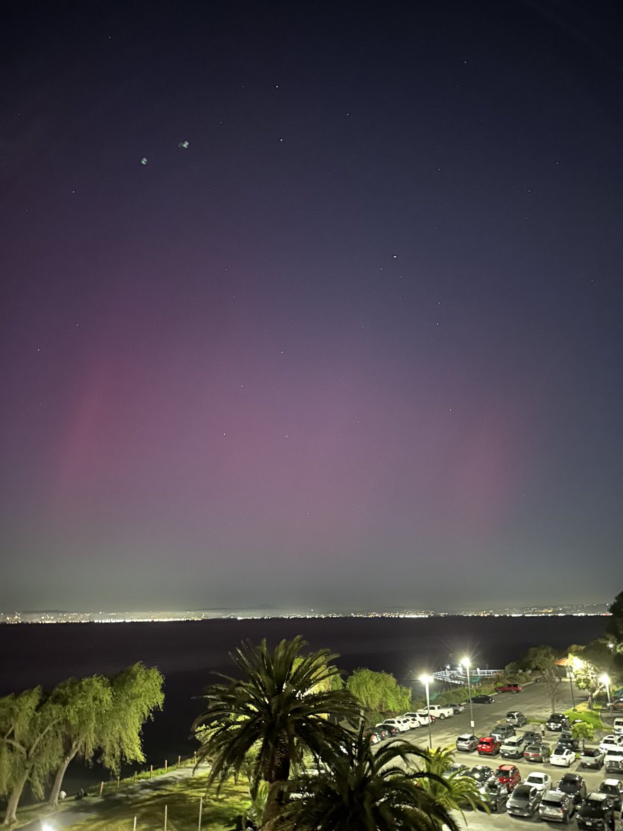 Still quite faint #AuroraBorealis here in the Bay Area so far. 

#NorthernLights #GeoMagneticStorm 
#NorthernCalifornia #California