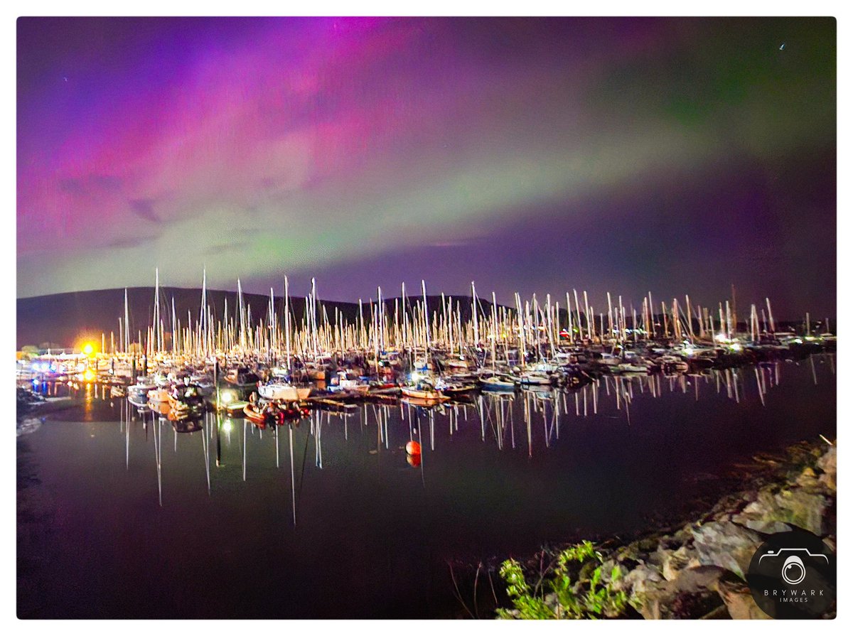 BryWark's tweet photo. Aurora over Largs Marina last night. First time ever seeing the northern lights and what a show it was.

#bbcscotlandpics #VisitScotland #Scotland #Largs #Auroraborealis #NorthernLights #discoverayrshire 

@BBCScotland @disayrshire @Glasgow_Times https://t.co/5aiqt7Z6Y5