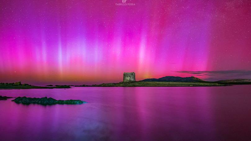 La Torre della Pelosa a Stintino borealmente aurorata, ma che meraviglia.
