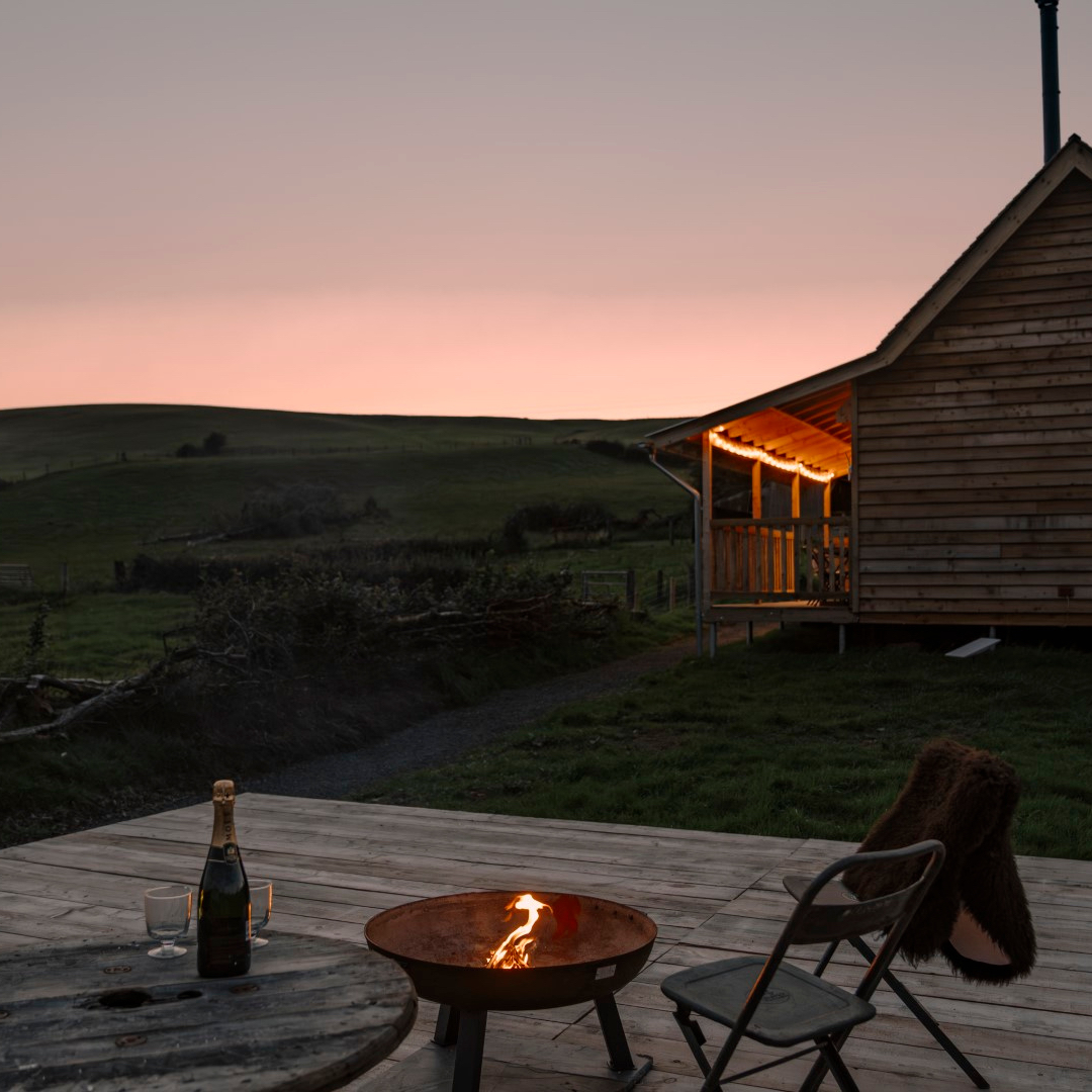 Take a look at these two classic cabins set in the rural mid wales countryside 🌾 

📍 Woolly Wood Cabins
🛏️ Sleeps 4
🏴󠁧󠁢󠁷󠁬󠁳󠁿 Powys

Link to book: towanderuk.co.uk/properties/woo…

#cabinuk #wales #powys #summerholiday #lodgeuk #summerbreak