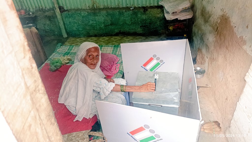In my area Kamal pura jhopad patti an elderly woman Zaitun Bi, approx 80 yrs old casting her solo vote.
Local authorities of ECI came her home along with police & recored her vote in camera.
#malegaon #Elections2024 #LokSabhaElection2024 #dhule #nashik #Maharashtra #seniorcitizen