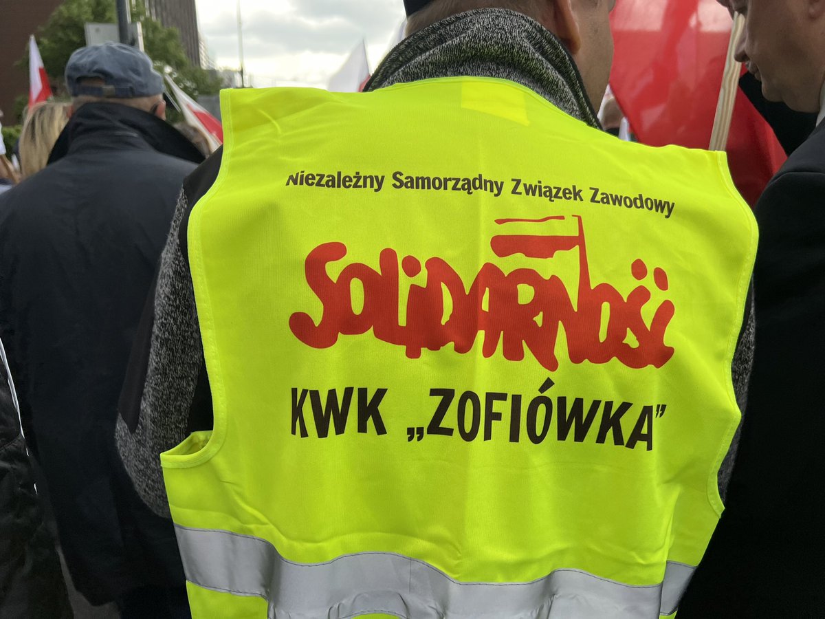Byli idioci, którzy pisali, że na marszu @Solidarnosc_ było 2000 osób. Byli tacy, którzy prowokatorów brali za prawdziwych uczestników. Niektóre media marszu wcale nie zauważyły. A prawda jest taka, że wczoraj w Warszawie maszerowała cała Polska. Przeciwko #koalicji13grudnia i…