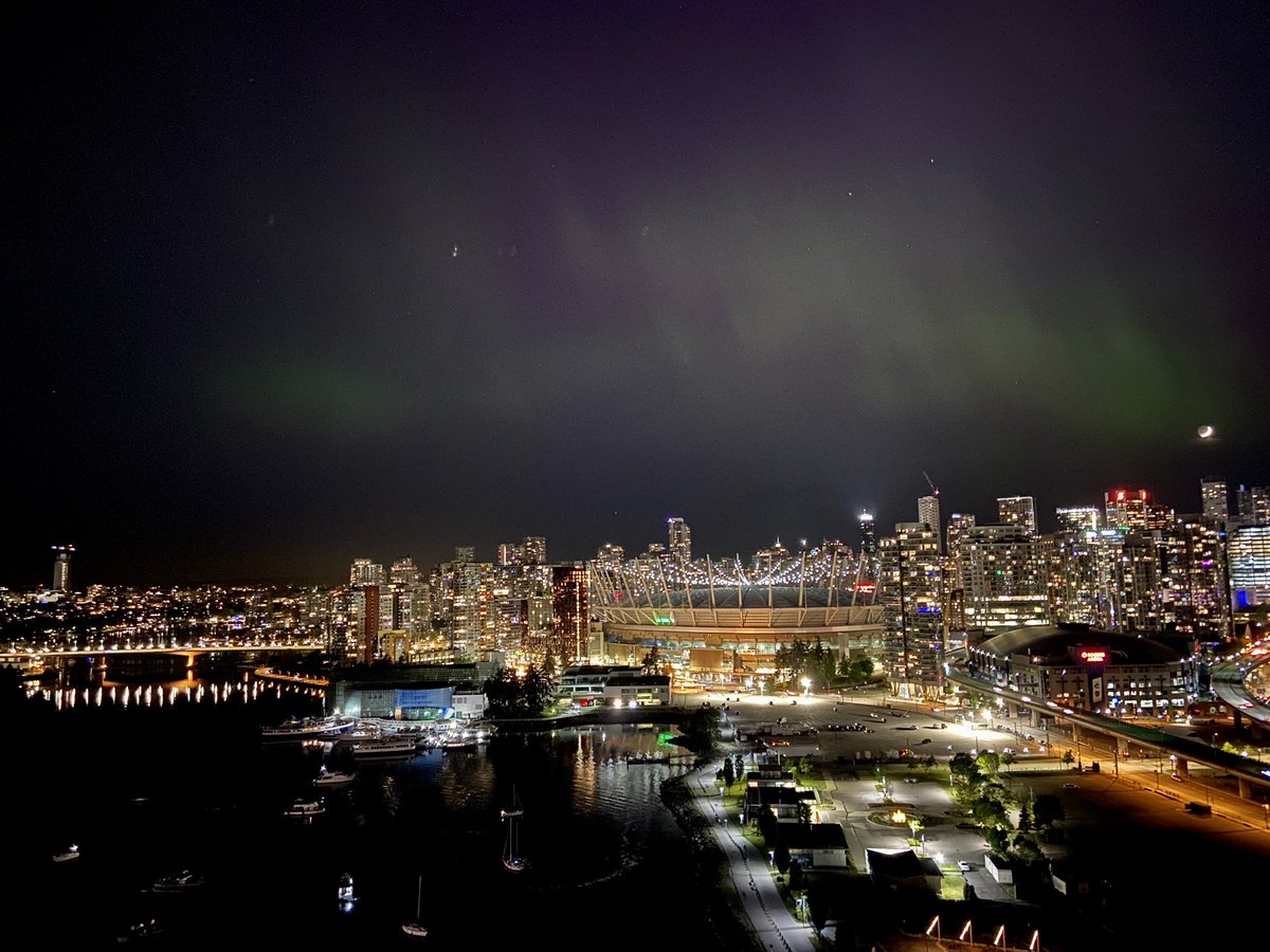 Incredible night, I’ve never seen anything like it in #vancouver #canada Beautiful #solarstorm , so many #NorthernLights #Auroraborealis View from high rise downtown looking at #falsecreek #yvr #bcplace #rogersarena #canadaplace