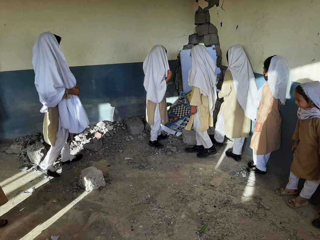 آج #عافیہ_اسلامک_پبلک_سکول کی بچیاں جب اپنے سکول آٸی تو بہت پریشان ھوٸیں اور کہنے لگیں کہ کیا ھمارا سکول دوبارہ تعمیر ھوگا؟ کیا ھمارے تعلیم پر پابندی لگ گٸی؟ کیا ھمیں پڑھنے کا حق نہیں؟ کیا ریاست ھمارے لٸے کچھ نہیں کرسکتا؟ #LetWaziristanGirlsLearn
