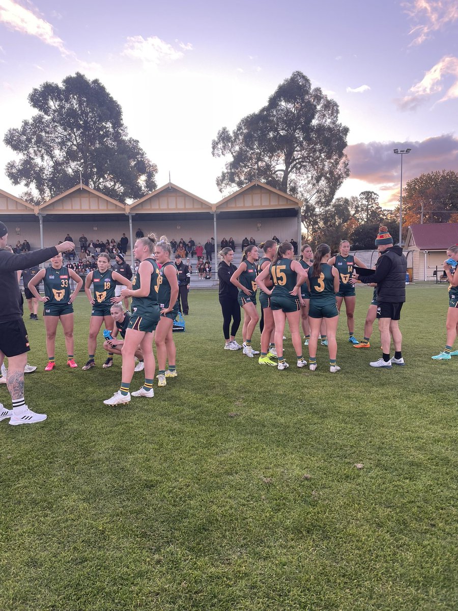 QUARTER TIME A low scoring affair so far. Eliza Wylie has again been rock solid in defence early. 👊 DEVILS 0.4.4 v DANDENONG 1.2.8 #TheDevilYouKnow