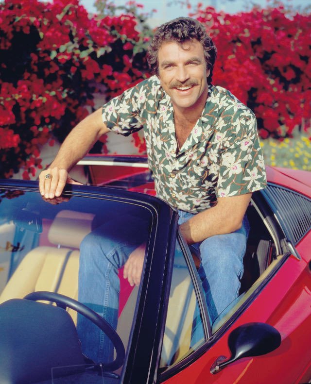 Tom Selleck ha contado en sus memorias que la CBS rechazó dar un bonus a todo el equipo de “Magnum P. I.” en la última temporada. ¿Qué hizo Selleck? Consiguió que la CBS le pagase un gran bonus a él, y lo repartió entre todo el equipo.

RESPECT.