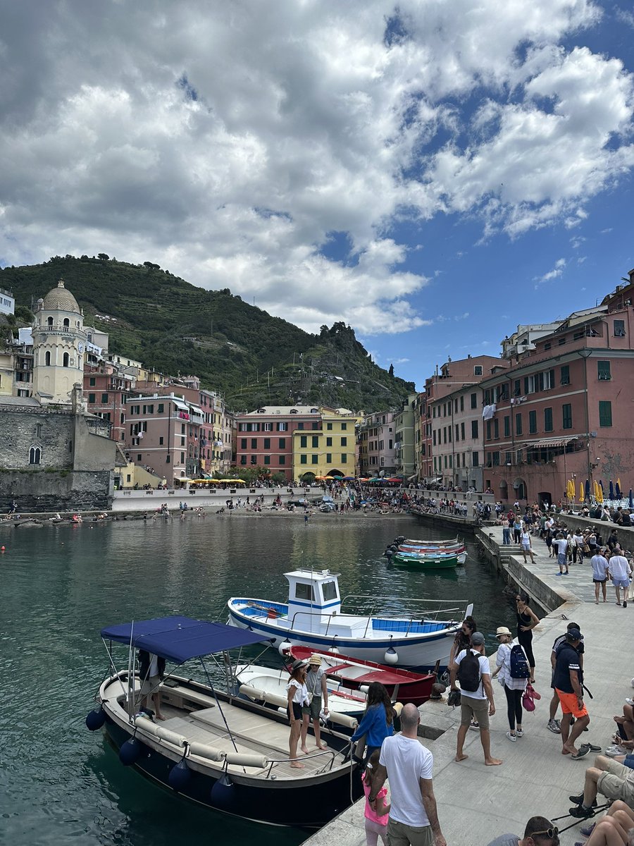 apa persamaan Cinque Terre dan Canggu?

yak betul, over tourism 😂

ini kota yang jadi inspirasi Film Pixar, Luca