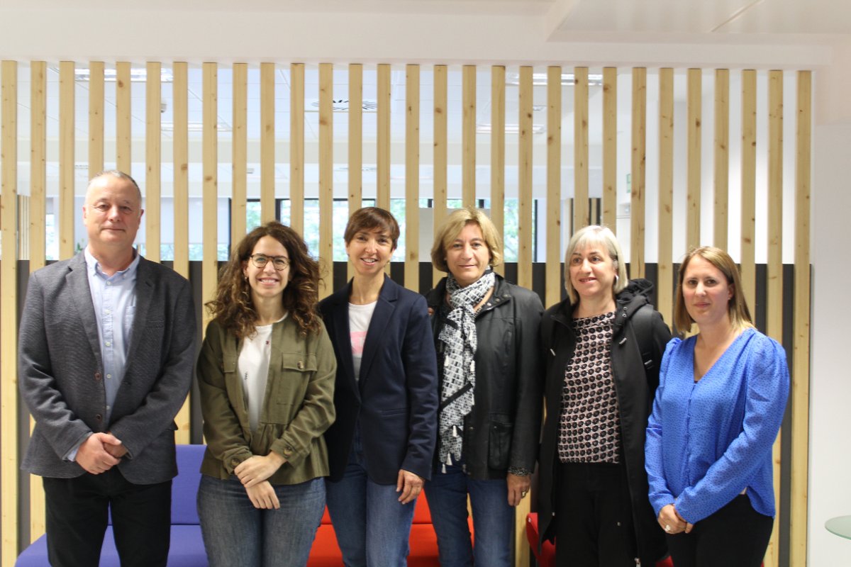 🤝🏽 @mvillacendan regidora de salut, persones amb discapacitat i estratègia contra la soledat de @barcelona_cat, Núria Menta directora d'Intervenció Social i Esther Quintana,directora d'atenció a l'envelliment han visitat Suara per seguir avançant juntes pels drets de la gent gran