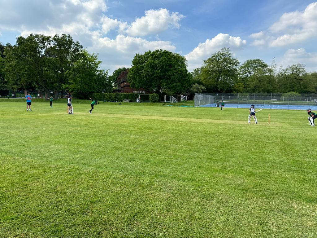 Our U12 girls enjoyed their first hard ball match against @KEHSBham yesterday. Well done to all involved. @solsch1560