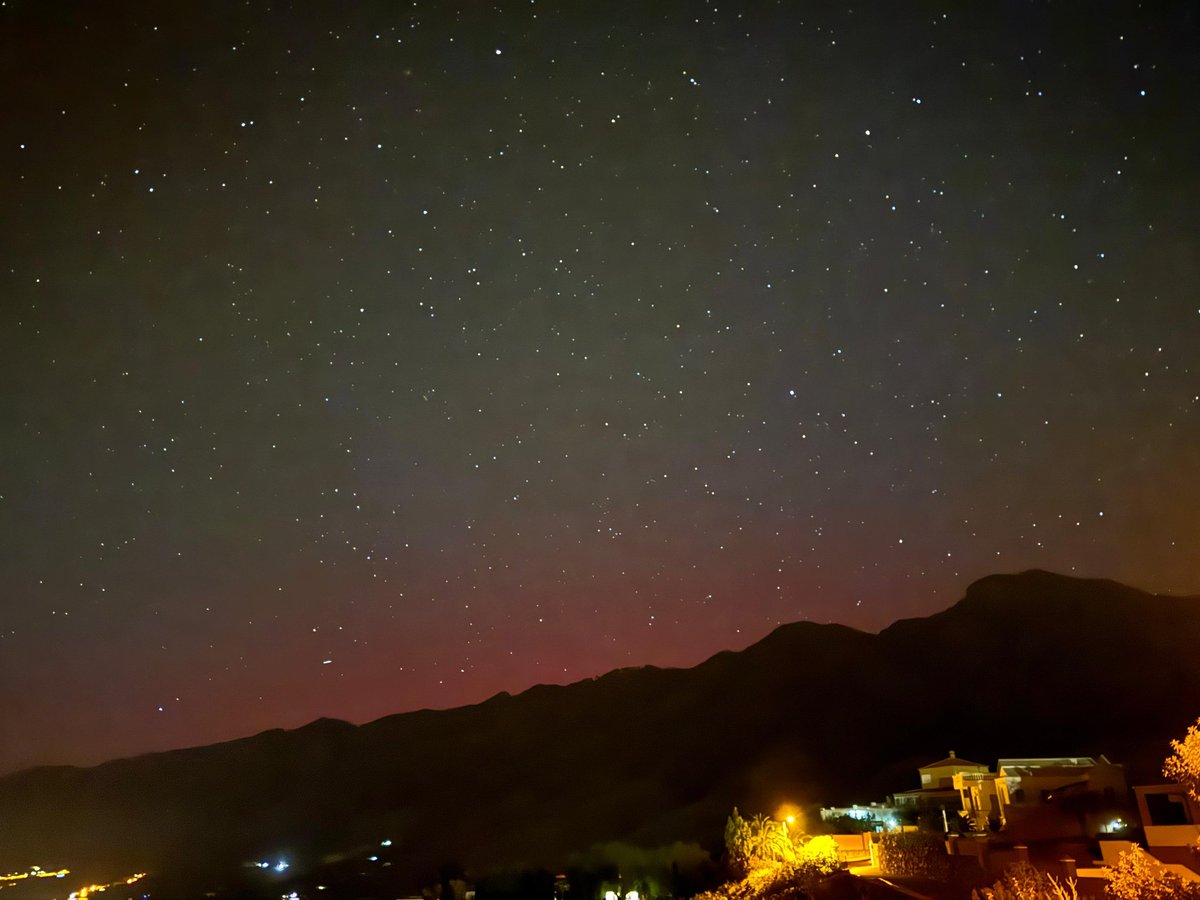 The G5 solar storm did lead to polar lights even visible on #LaPalma at 28° latitude last night. Pic from @javibluegt