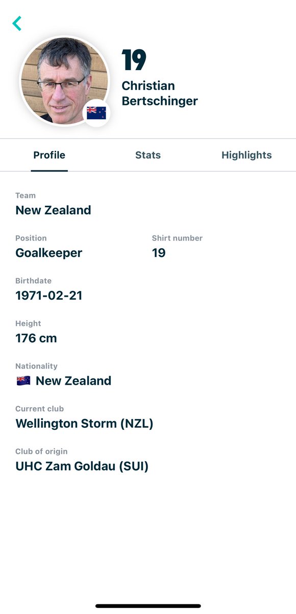 Tidernas sensation inom internationell innebandy. Nya Zealand. Ja Nya Zealand vann precis mot Tjeckien i herrarnas 3v3-VM! Och det med 53-årige Christian Bertschinger i kassen! 👑 Dessutom avgjorde hans son (?) Matthew Bertschinger matchen i sista sekunden. 👑