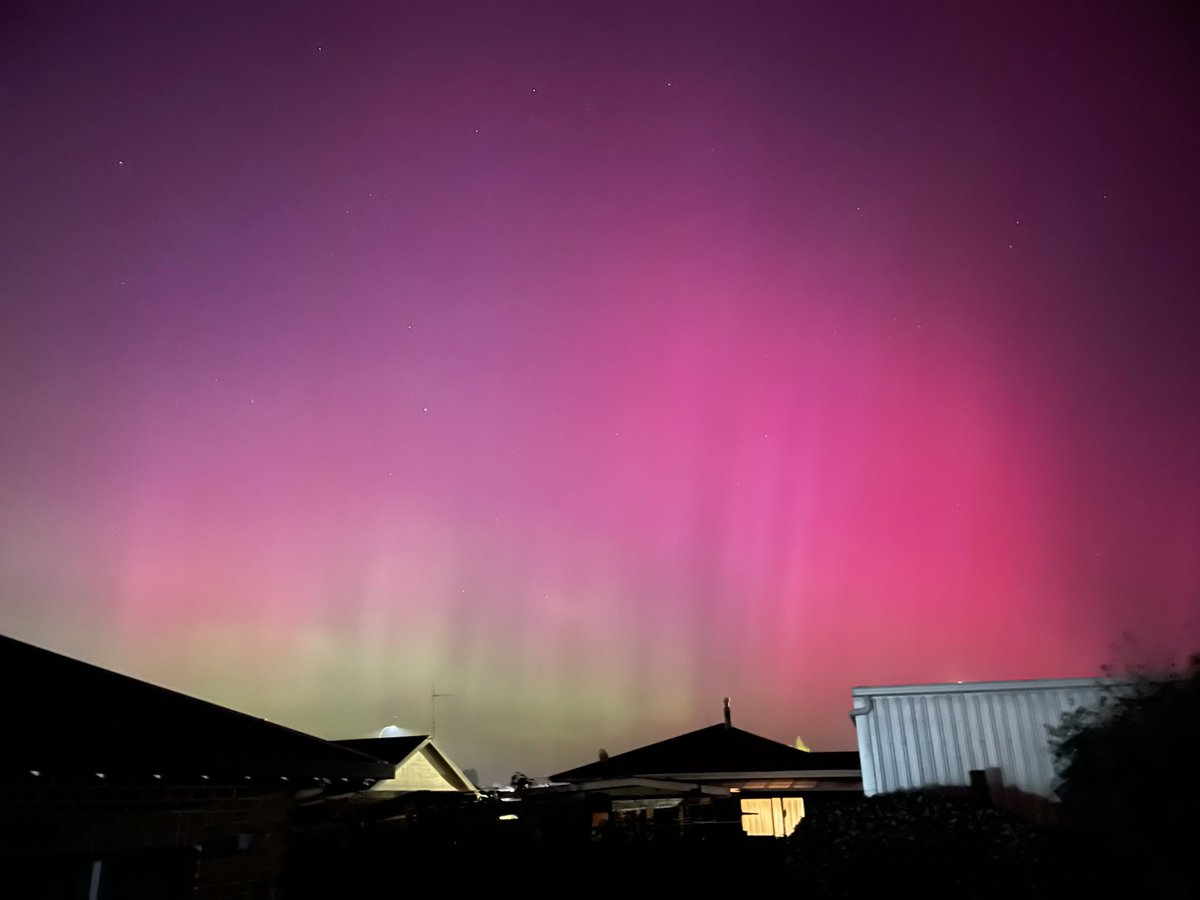 Aurora outside now in Timaru. How good! Fully visible with the naked eye